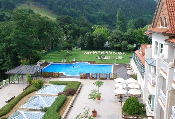 Hotel con piscina exterior en Cantabria