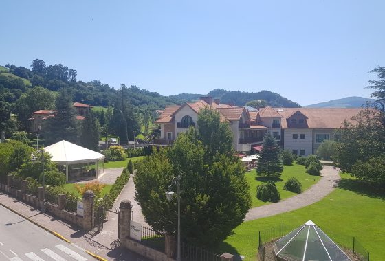 Terraza y Jardines del Gran Hotel Balneario Spa de Puente Viesgo en Cantabria