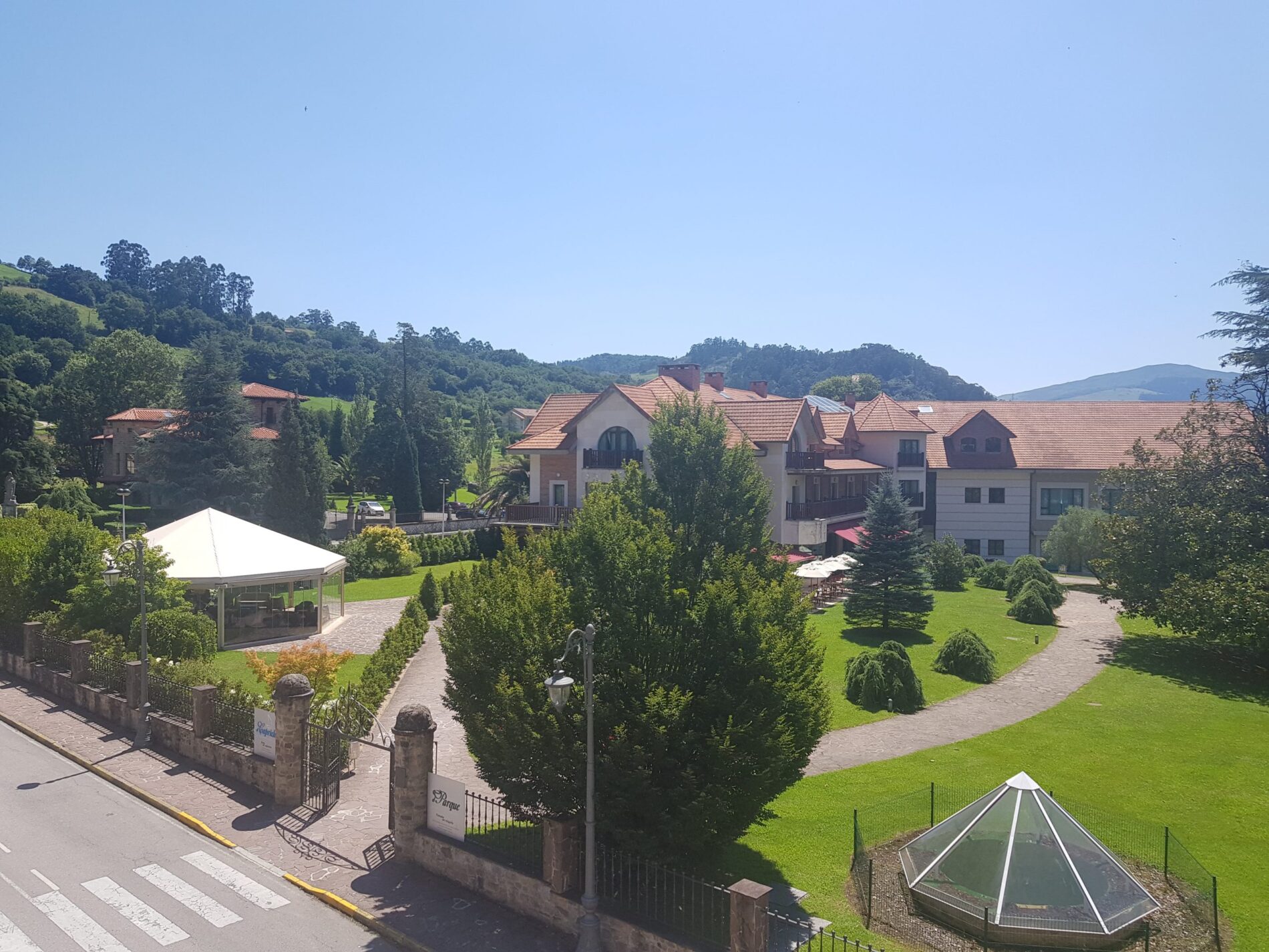 Terraza y Jardines del Gran Hotel Balneario Spa de Puente Viesgo en Cantabria